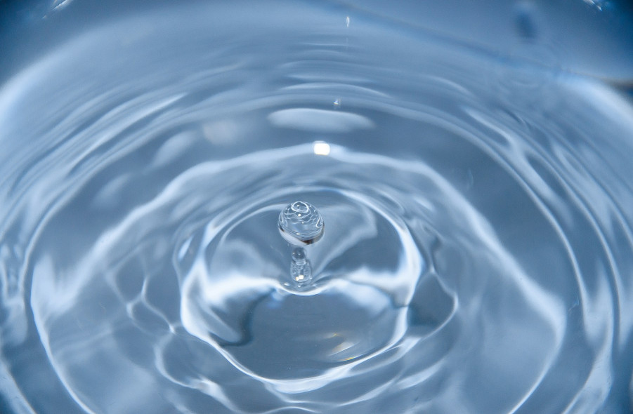 Gota de agua generando ondas sobre una superficie